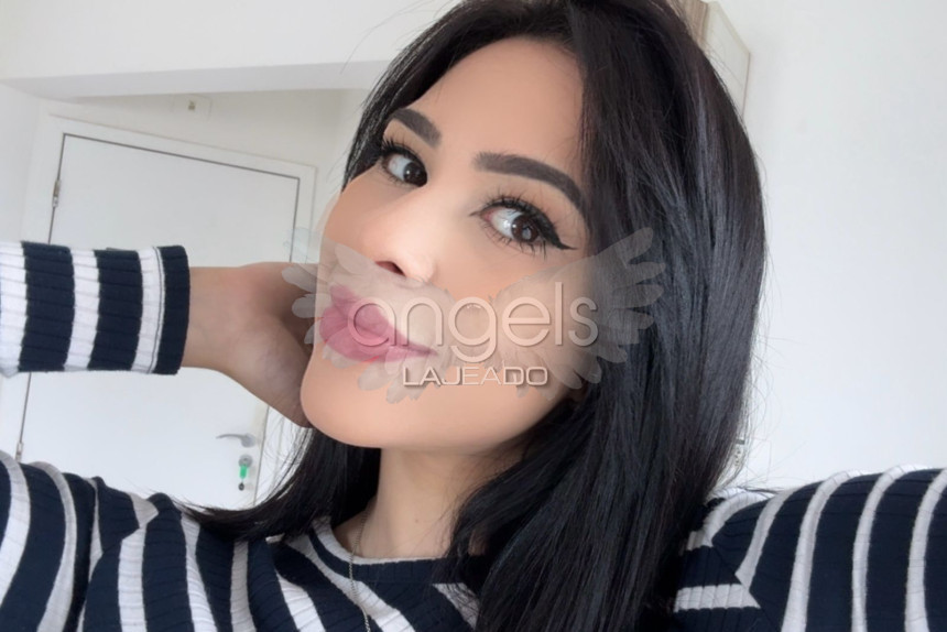 Acompanhante HELO - Conheça Helo, uma sedutora curitibana que exsuda charme e sensualidade. Nascida em Curitiba, essa universitária brilhante e ousada aventura-se pelo Rio Grande do Sul, trazendo um magnetismo irresistível. Com olhos provocantes e um sorriso envolvente, Helo transforma cada encontro em puro deleite. Apaixonada por conexões intensas, ela adora companhia e se derrete com mimos aos seus pezinhos delicados. Perfeita para momentos quentes e sofisticados, Helo é a musa que eleva o prazer a outro nível, deixando um rastro de desejo em cada instante.